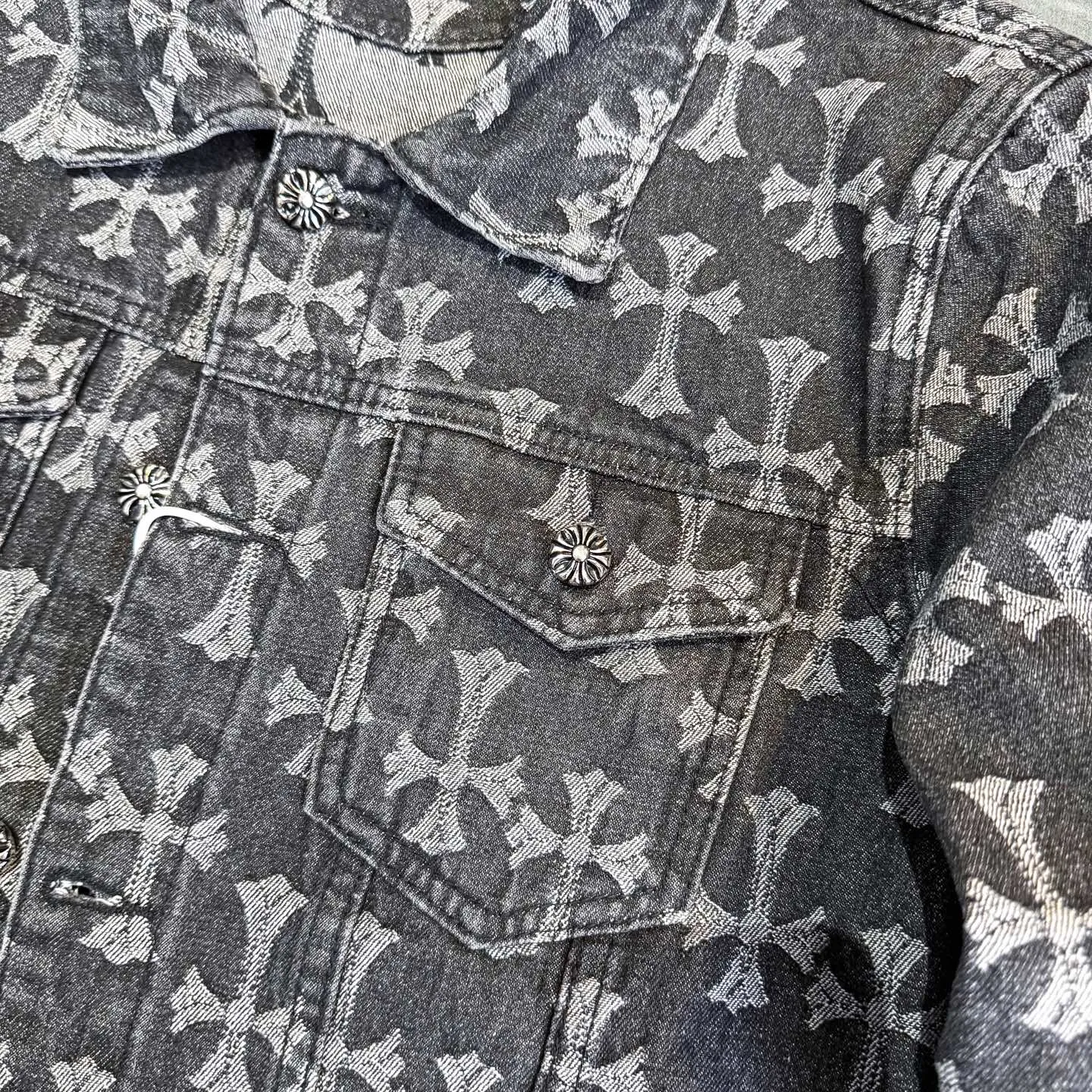 P260 [Black] Chrome Hearts double-sided heavy denim jacket with LOGO jacquard and dark flowers printed all over. The same style as the Internet celebrity star. The cross-printed denim jacket has a unique cross design element and all-over printing, which is full of design. It is made of 100% denim cotton fabric with heavy coarse yarn count, which ensures a stiff and tough silhouette while being soft, comfortable and breathable. The lapel is designed with silver buttons and is full of texture. The classic white cross logo is all over the dress, making it a perfect versatile style for spring and summer! Customized jacquard fabric, you can wear it in various styles. This gender-neutral shirt is a must-have for nightclubs. It can be worn as a jacket for both men and women. It can be easily worn by both men and women! The original loose version is made of high-quality pure cotton fabrics. The fabric pattern is high-definition and delicate without burrs. It is comfortable and breathable to wear. All the buttons are molded and customized. It is casual and fashionable and can be matched with any bottoms. It can be windproof and sunproof in spring and summer. It can be worn outside in autumn and winter! Easily concave shape makes you look slimmer and taller, perfect for both men and women! Style number: Color: Black Size: S M L XL